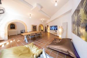 TV a/nebo společenská místnost v ubytování MEDANO4YOU The Wing Palace Tenerife