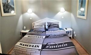 シス・フール・レ・プラージュにあるLes rivages de Coudoulièreのベッドルーム1室(ベッド1台、白黒の枕付)