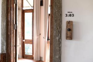 une chambre avec une porte et une horloge sur le mur dans l'établissement Velawarin Hotel, à Ubon Ratchathani