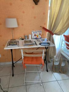 una scrivania con sedia in camera di Gîte Aux chênes a La Viardière