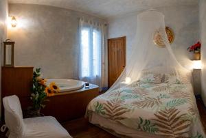 Attico incantato في روما: غرفة نوم مع سرير وحوض استحمام