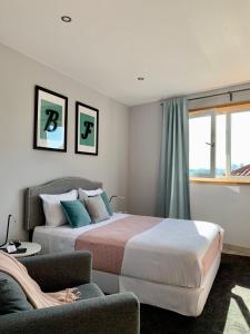 a bedroom with two beds and a couch at BF Suites & Apartments in Porto