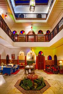 une grande chambre avec une table au milieu dans l'établissement Riad Lakhdar, à Marrakech