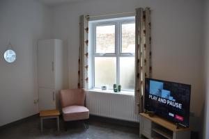 En tv och/eller ett underhållningssystem på The Moo House 2 bed Property - STAYSEEKERS