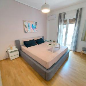 A bed or beds in a room at Noelli cozy and modern apartment