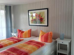Duas camas com almofadas coloridas num quarto em Gästezimmer Göring em Gamstädt