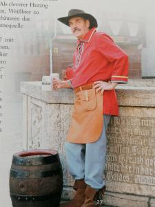 a man in a hat standing next to a barrel at Ferienwohnung Einbeck FeWo B Nolte in Einbeck