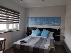 sypialnia z łóżkiem z niebieskim znakiem na ścianie w obiekcie b&b La Bicicletta w mieście Rende