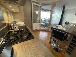 Kuchyň nebo kuchyňský kout v ubytování Spacieuse chambre privée 25m2 en colocation avec 4 autres personnes dans un appartement 94m2 à vaulx en velin centre