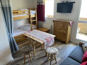 Ένα ή περισσότερα κρεβάτια σε δωμάτιο στο Samoëns 1600 les cimes