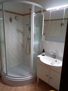 Kúpeľňa v ubytovaní Aparthotel 333 mit Schwimmbad Kleinwalsertal