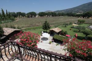 een balkon met uitzicht op de tuin bij Il Tugurio Agriturismo B&B in Rivotorto 