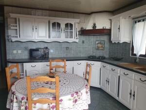 Кухня или мини-кухня в Maison chaleureuse dans un cadre calme et agréable
