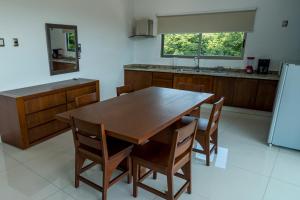 Kuchyň nebo kuchyňský kout v ubytování LA LOMA SUITES