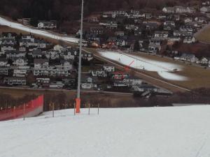 Luftblick auf ein Skigebiet im Schnee in der Unterkunft Ferienwohnung Marx (K1 Blick) Willingen in Willingen