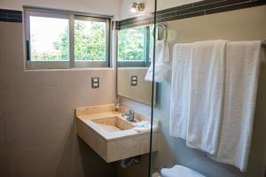 Koupelna v ubytování LA LOMA SUITES