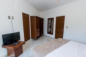 TV a/nebo společenská místnost v ubytování LA LOMA SUITES