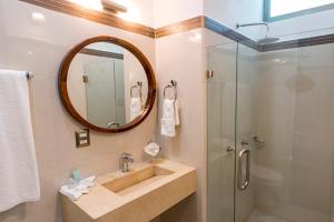 Koupelna v ubytování LA LOMA SUITES