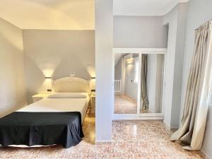 1 dormitorio con cama y ventana grande en Hotel ParqueMar Premium Beach, en Guardamar del Segura