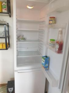 ソモーヌにあるFaDu’GHの白い冷蔵庫(内部の食品入りドアが開く)