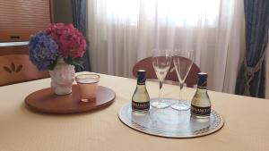 - deux bouteilles de vin et des verres sur une table dans l'établissement Residence Alberghiero Eolie, à Lipari