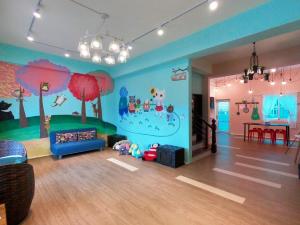 una camera con una stanza per bambini con una sala giochi con un'area giochi per bambini di Happy Forest a Ruisui