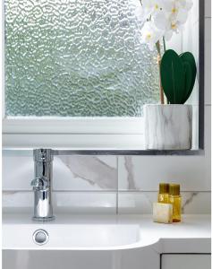 lavabo con ventana y jarrón de flores en Leeward House - Donnini Apartments, en Ayr 11 fotos más