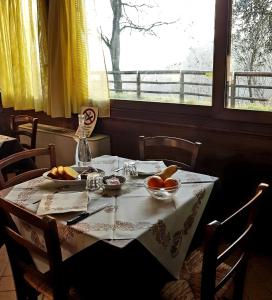 una mesa con tazones de comida en ella con una ventana en Azienda agricola biologica Le Lucciole, en Bertinoro