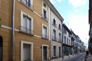 una fila di edifici su una strada di città di CENTRE VILLE Appartement 75m2, avec 3 chambres a Carcassonne