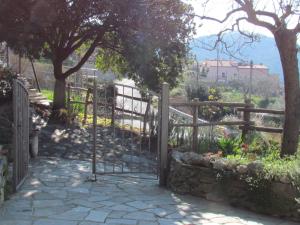 una puerta a un jardín con una valla en Casa Marta&Gino en Carbuta