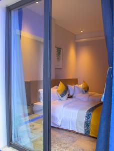 Una cama o camas en una habitación de VANCII Hotel