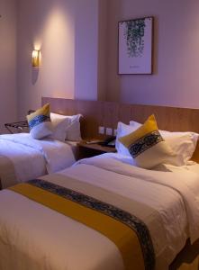 Una cama o camas en una habitación de VANCII Hotel