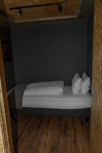Uma cama ou camas num quarto em Converted Water Tower