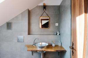 łazienka z umywalką i lustrem w obiekcie Petra Inn Apartments in historical palace Bratislava w Bratysławie +33 zdjęcia