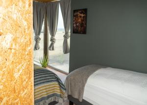 Uma cama ou camas num quarto em Converted Water Tower