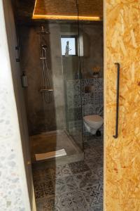 Uma casa de banho em Converted Water Tower