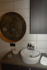 Imagem da galeria de Converted Water Tower em Grindavík