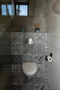 Uma casa de banho em Converted Water Tower