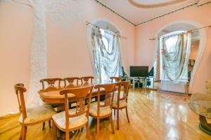 Et tv og/eller underholdning på Baku Nizami Street Triplex 4 bedroom
