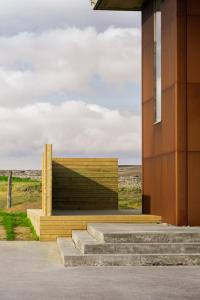 een gebouw met een bank aan de zijkant bij Converted Water Tower in Grindavík