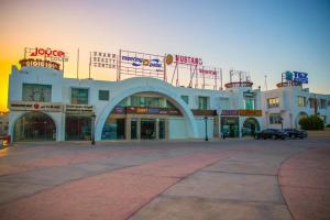 un grande edificio con un parcheggio di fronte di Sunny Lakes Resort , Revira Plus Apartment a Sharm El Sheikh