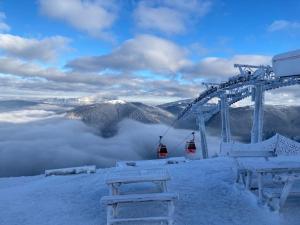 wyciąg narciarski na szczycie góry pokrytej śniegiem w obiekcie Sorica Studio - near the ski slopes w mieście Azuga