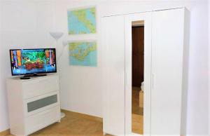 TV a/nebo společenská místnost v ubytování una camera a Le Castella