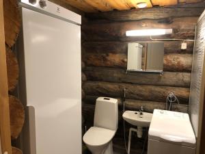 un bagno con un water bianco e un lavandino di Rukanloiste a Ruka