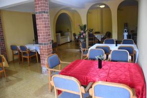 un comedor con mesa y sillas y una habitación con mesas y sillas en Odo So Royal Hotel, en Oko Sombo