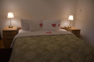 Tempat tidur dalam kamar di Odo So Royal Hotel