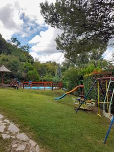 Ο χώρος παιχνιδιού για παιδιά στο Cabañas de Tronco Silvestre