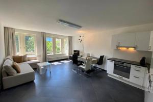 cocina y sala de estar con sofá y mesa en CENTRO Appartamento Ascona en Ascona