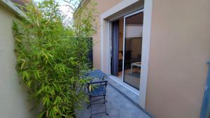 two chairs sitting on a balcony next to a plant at Maison de ville centre Nogent le Rotrou in Nogent-le-Rotrou