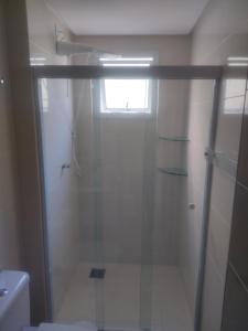 瓜拉派瑞Edifício Corte Real的带玻璃门淋浴间的浴室 更多45张照片